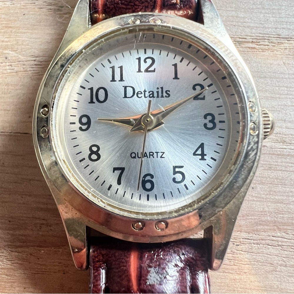 Details ladies gold tone fashion watch NEW BATTERY